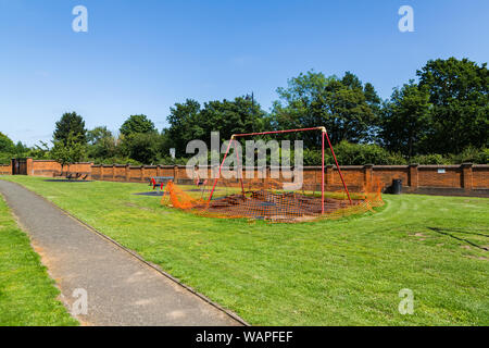 Un parc de jeux pour enfants qui a été clôturé en raison de travaux de construction et d'amélioration de travail nécessaire pour rendre sécuritaire Banque D'Images