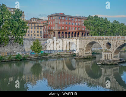 Rome, Latium, Italie - le 12 septembre 2017 : Avis de Ponte Sisto avec réflexions sur le Tibre à un coucher de soleil à Rome Banque D'Images