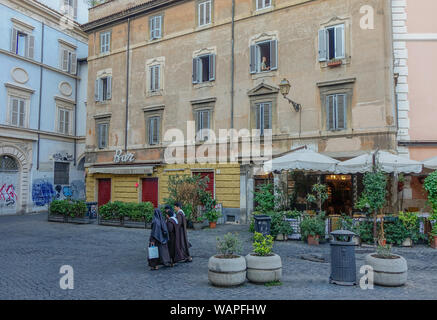 Rome, Latium, Italie - 23 août 2017 : Scène d'un squae au coucher du soleil à Rome avec des religieuses walking Banque D'Images