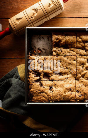 Chocolate chip cookie bars assis dans une casserole sur une table de cuisine Banque D'Images