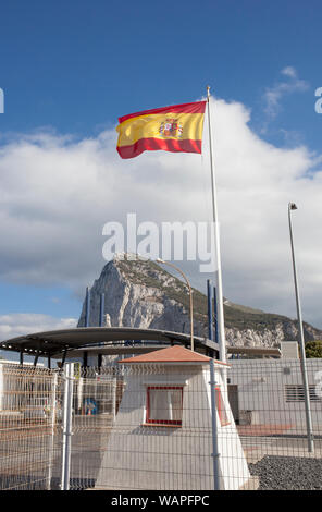 Le tissage du drapeau espagnol à la frontière de Gibraltar. La Linea de la Concepción, Cadix, Espagne Banque D'Images