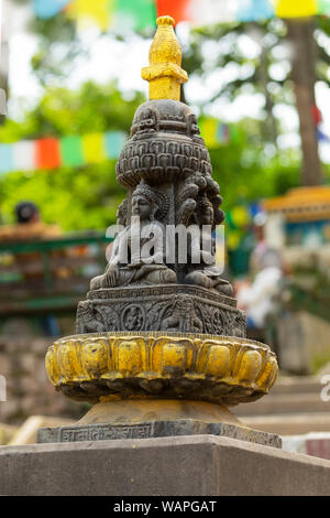 Trois statues de Bouddha isolées sur fond blanc Temple de Swayambhunath Kathmandou Népal Banque D'Images