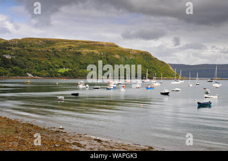 Les bateaux de pêche et yachts amarrés au port de Portree , la capitale de l'île de Sky dans les Highlands écossais Banque D'Images