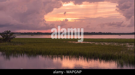 Pinckney Island, Caroline du Sud, USA - Le 23 juillet 2018 : Coucher de soleil sur l'île de Pinckney, une petite réserve naturelle en Caroline du Sud Banque D'Images