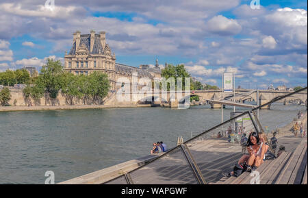 Musée du Louvre, Paris, France - 30 juillet 2018 : vue sur le Louvre et Musée royal de l'étang de Seine Banque D'Images