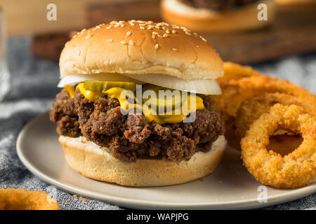 Des limaces Mississippi hamburgers avec PIckle et oignons Banque D'Images