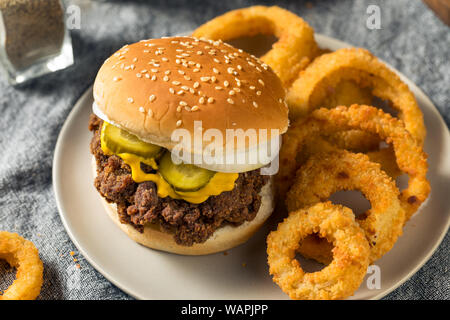 Des limaces Mississippi hamburgers avec PIckle et oignons Banque D'Images