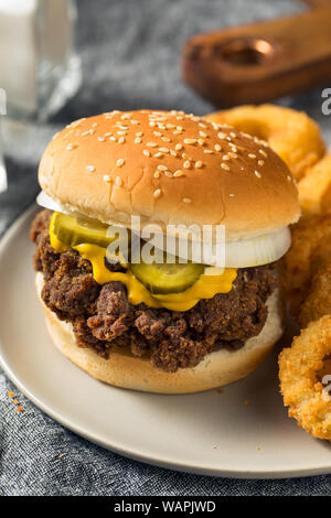 Des limaces Mississippi hamburgers avec PIckle et oignons Banque D'Images