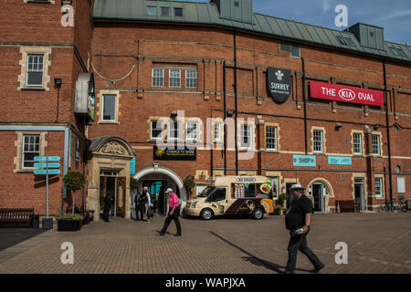 Londres, Royaume-Uni. 21 août, 2019. Les membres de l'ancienne entrée au hall principal à la Kia Oval Cricket Club home à Surrey Surrey que prendre sur Hampshire au quatrième jour du championnat. Comté de Specsavers David Rowe/Alamy Live News Banque D'Images