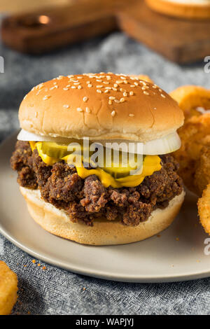 Des limaces Mississippi hamburgers avec PIckle et oignons Banque D'Images