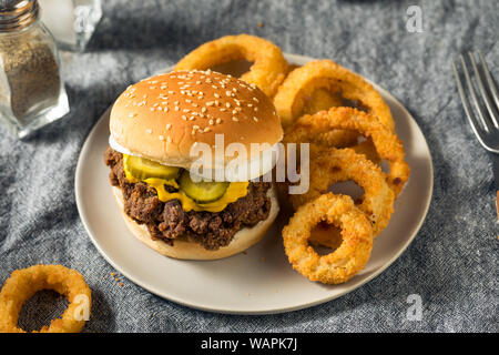 Des limaces Mississippi hamburgers avec PIckle et oignons Banque D'Images