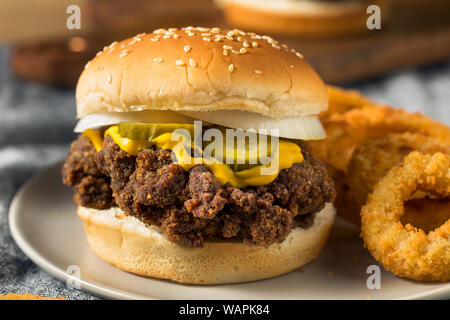 Des limaces Mississippi hamburgers avec PIckle et oignons Banque D'Images