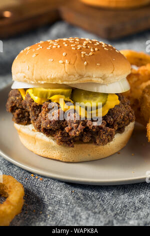 Des limaces Mississippi hamburgers avec PIckle et oignons Banque D'Images