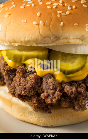 Des limaces Mississippi hamburgers avec PIckle et oignons Banque D'Images