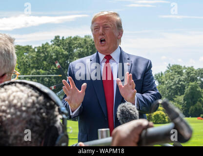 Washington DC, USA. Août 21, 2019. Le Président des Etats-Unis, Donald J. Trump répond aux questions des journalistes alors qu'il se prépare à quitter la pelouse Sud de la Maison Blanche à Washington, DC, pour participer à des événements en Louisville, Kentucky le mercredi, Août 21, 2019. Le président sera de retour ce soir.Credit : Ron Sachs/CNP/MediaPunch MediaPunch Crédit : Inc/Alamy Live News Banque D'Images