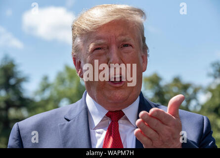 Washington DC, USA. Août 21, 2019. Le Président des Etats-Unis, Donald J. Trump répond aux questions des journalistes alors qu'il se prépare à quitter la pelouse Sud de la Maison Blanche à Washington, DC, pour participer à des événements en Louisville, Kentucky le mercredi, Août 21, 2019. Le président sera de retour ce soir.Credit : Ron Sachs/CNP/MediaPunch MediaPunch Crédit : Inc/Alamy Live News Banque D'Images