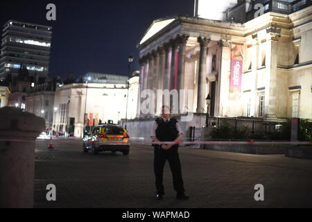 Services d'urgence à la scène où un homme a été poignardé à Londres, Trafalgar Square, l'a rencontré la police a déclaré, comme on les appelait à 9.11pm le mercredi soir à la suite de rapports faisant état d'une agression au couteau. Banque D'Images