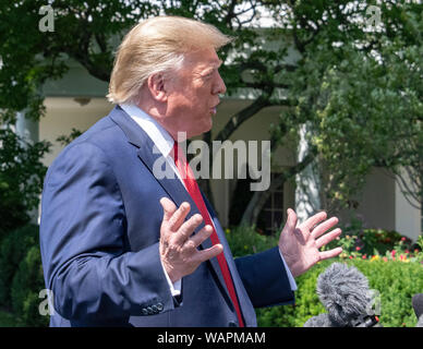 Washington DC, USA. Août 21, 2019. Le Président des Etats-Unis, Donald J. Trump répond aux questions des journalistes alors qu'il se prépare à quitter la pelouse Sud de la Maison Blanche à Washington, DC, pour participer à des événements en Louisville, Kentucky le mercredi, Août 21, 2019. Le président sera de retour ce soir.Credit : Ron Sachs/CNP/MediaPunch MediaPunch Crédit : Inc/Alamy Live News Banque D'Images