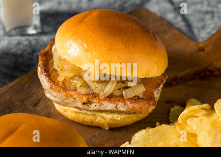 Chicago maison Sandwich côtelette de porc avec des oignons grillés Banque D'Images