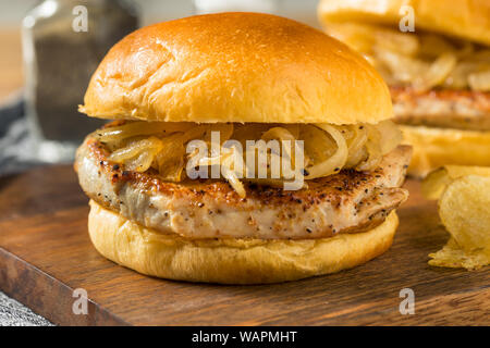 Chicago maison Sandwich côtelette de porc avec des oignons grillés Banque D'Images