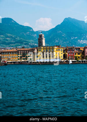 Riva del Garda est l'une des charmantes petites villes sur le lac de Garde en Italie du Nord. Banque D'Images