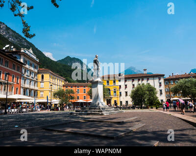 Riva del Garda est l'une des charmantes petites villes sur le lac de Garde en Italie du Nord. Banque D'Images