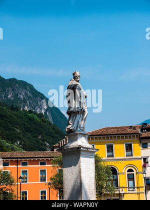 Riva del Garda est l'une des charmantes petites villes sur le lac de Garde en Italie du Nord. Banque D'Images