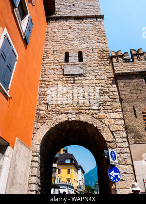 Riva del Garda est l'une des charmantes petites villes sur le lac de Garde en Italie du Nord. Banque D'Images