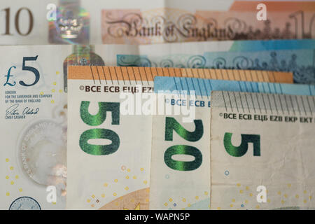 Livres et Euros de diverses confessions à un gros plan Banque D'Images