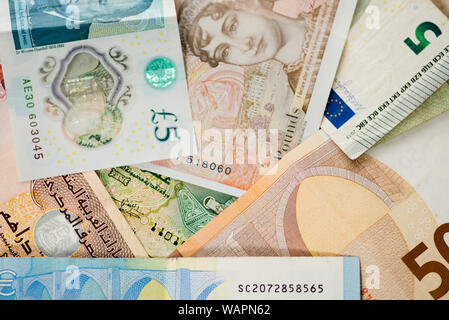 Livres et Euros de diverses confessions à un gros plan Banque D'Images