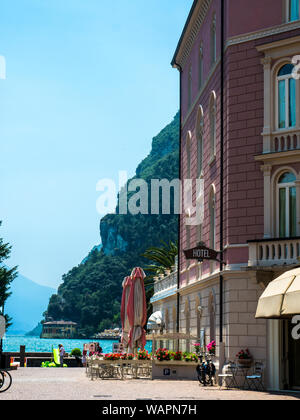 Riva del Garda est l'une des charmantes petites villes sur le lac de Garde en Italie du Nord. Banque D'Images