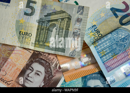 Livres et Euros de diverses confessions à un gros plan Banque D'Images