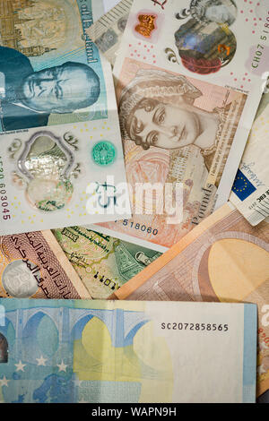 Livres et Euros de diverses confessions à un gros plan Banque D'Images