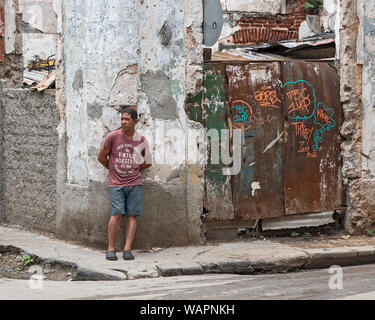 La Havane, Cuba - 09 avril, 2019 : un homme seul se dresse sur un coin de rue de la vieille ville de La Havane Banque D'Images