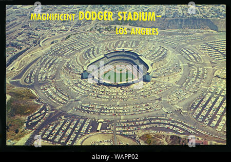 Vintage des années 60 Carte postale montrant le Dodger Stadium à Los Angeles, CA Banque D'Images