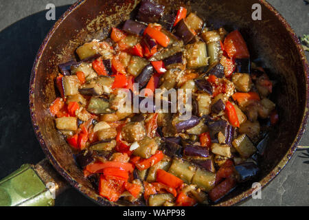 Frire ou aubergines frites, carottes, poivrons, oignons dans une casserole Banque D'Images