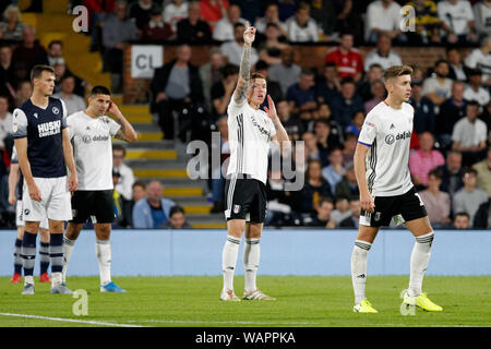 Londres, Royaume-Uni. Août 21, 2019. Alfie Mawson de Fulham en action au cours de l'EFL Sky Bet Championship match entre Millwall et Fulham à Craven Cottage, Londres, Angleterre le 21 août 2019. Photo par Carlton Myrie. Usage éditorial uniquement, licence requise pour un usage commercial. Aucune utilisation de pari, de jeux ou d'un seul club/ligue/dvd publications. Credit : UK Sports Photos Ltd/Alamy Live News Banque D'Images