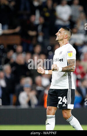 Londres, Royaume-Uni. Août 21, 2019. Anthony Knockaert de Fulham célèbre avec les fans au cours de l'EFL Sky Bet Championship match entre Millwall et Fulham à Craven Cottage, Londres, Angleterre le 21 août 2019. Photo par Carlton Myrie. Usage éditorial uniquement, licence requise pour un usage commercial. Aucune utilisation de pari, de jeux ou d'un seul club/ligue/dvd publications. Credit : UK Sports Photos Ltd/Alamy Live News Banque D'Images