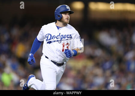 20 août 2019, à Los Angeles, Californie, USA : premier but des Dodgers de Los Angeles, Max Muncy (13) montres son tir de quitter le parc pour un homer s'exécuter pendant le match entre les Blue Jays de Toronto et les Dodgers de Los Angeles au Dodger Stadium. Banque D'Images