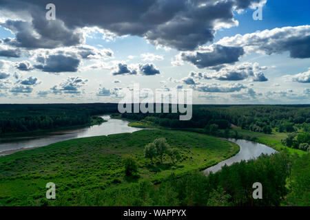 Paysage d'été lituanienne. Vue depuis la colline de fort Merkine de Nemunas river et le Parc National de Dzukija en Lituanie Banque D'Images