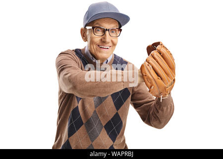 Homme Edlerly attraper une balle de baseball avec un gant isolé sur fond blanc Banque D'Images