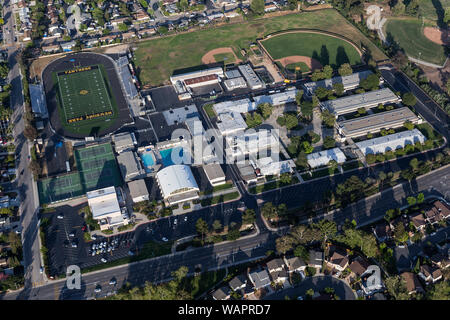 Newbury Park, Californie, USA - 27 mai 2017 : Vue aérienne de la Newbury Park High School campus à Thousand Oaks, en Californie. Banque D'Images