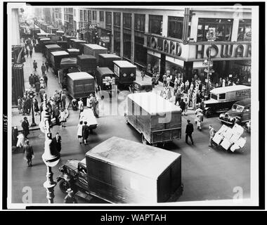 Blocage des camions de livraison West 37th Street, à l'ouest à partir de la 7e Avenue, New York City. Banque D'Images