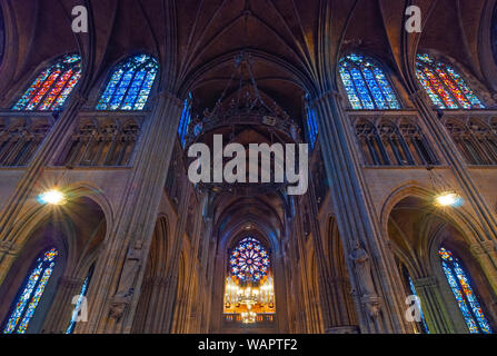 Le style néo-gothique de Sint Pieter et Pauluskerk (église Saint Pierre et Paul) avec des vitraux fenêtre rosaire dans le centre-ville d'Ostende, Belgique. Banque D'Images