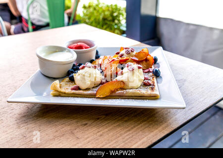 Crêpes aux fruits de saison Triangle, mascarpone et chocolat à ruby restaurant de crêpes à la mode Manekin à Varsovie, Pologne Banque D'Images