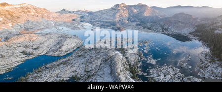 La ville pittoresque de Sierra Nevada en Californie est composé de 100 millions d'années que de granit ont été sculptées par les glaciers sur les temps géologiques. Banque D'Images