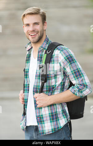 Stimuler l'éducation avenir réussi. Homme régulier étudiant l'apparence. L'enseignement collégial. La vie du Collège. L'étudiant moderne. Sac à dos avec des étudiants de niveau collégial contexte urbain. Beau gars étudier dans l'université. Banque D'Images