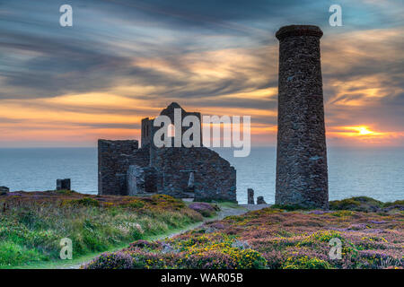 Papule Coates, près de St Agnes en Cornouailles du Nord, en Angleterre. Lundi 21 août 2019. Météo britannique. Comme une scène de Poldark, après l'été, la température chute alors que le soleil se couche sur une papule Coates près de St Agnes Beacon en Cornouailles du Nord. Credit : Terry Mathews/Alamy Live News Banque D'Images