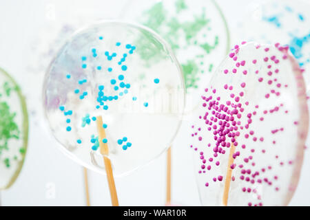 Gâteau avec les baies fraîches isolées. Fragment de gâteau avec lollipops et baies cut-off. Les baies fraîches et bonbons sur cake isolés. Des bonbons pour tout événement. Bonbons transparents pour les enfants. L'enfance Banque D'Images