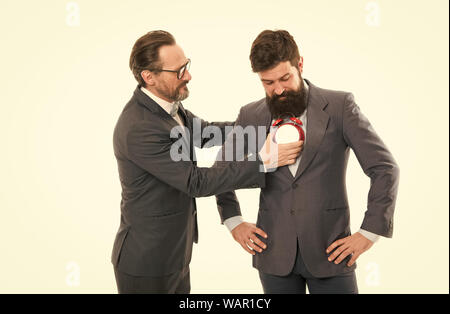 Écoutez votre cœur. Les gens d'affaires de vêtements formels avec réveil. La discipline de gestion du temps. Améliorer la ponctualité. L'homme l'expérience de soins de l'horloge sur l'utilisation efficace du temps. Coeur-tac. Temps de la vie. Banque D'Images